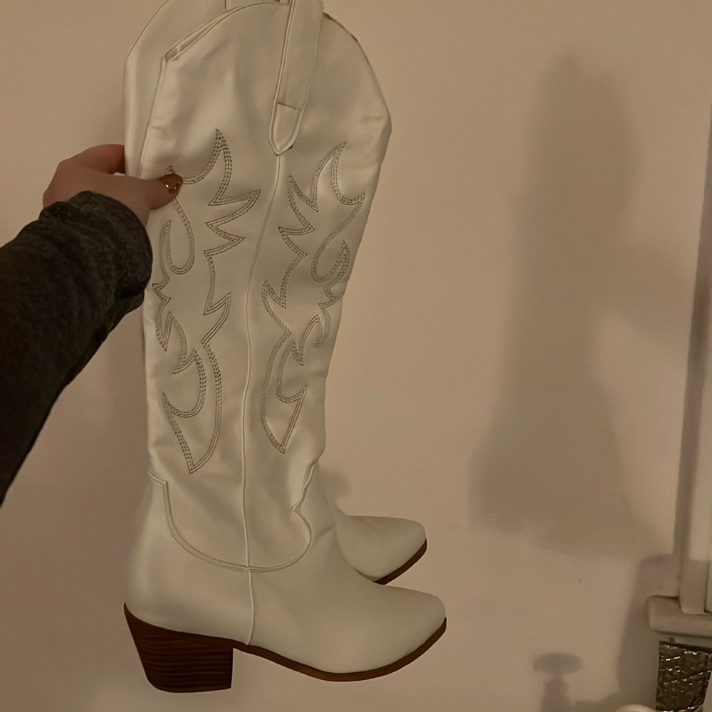 White cowboy boots. Size 8.5. Fits true to size.